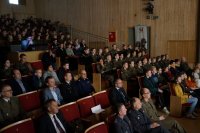 Zgromadzona młodzież na widowni słucha poszczególnych tematów podczas konferencji