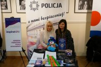 Pracownice kard policji na stoisku policyjnym