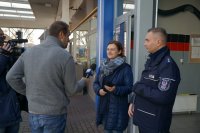 Raciborski policjant wręcza kierującej elementy odblaskowe