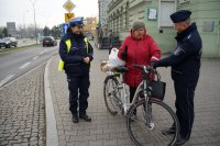 Raciborska drogówka rozdaje odblaski pieszym w ramach akcji NURD