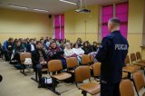 Raciborski policjant w Budowlance na spotkaniu z uczniami promuje zawód policjanta