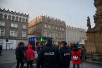 Zdjęcie kolorowe przedstawiające funkcjonariuszy policji oraz wolontariuszy WOŚP w trakcie trwania XXVIII Finału.