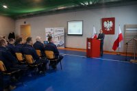 Szef śląskiej policji z kierownictwem raciborskiej słuchają przemówienia