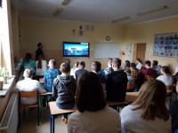 zdjęcie kolorowe, przedstawijące policjantów podczas prelekcji oraz uczniów SP Grzegorzowice