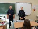 Raciborscy policjanci na pogadance o bezpieczeństwie w Internecie z uczniami w Brzeziu