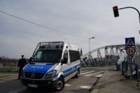 Policjanci zabezpieczają przejście graniczne w Chałupkach