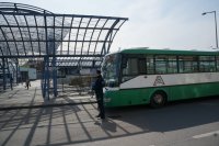 Policjant sprawdza autobus miejski czy są wyznaczone miejsca dla siedzących osób