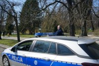 Policjanci kontrolują Park przy ulicy Opawskiej