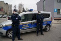 Wspólne patrole policji i straży miejskiej w parku sprawdzają przestrzeganie nowych przepisów