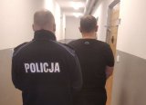 zdjęcie przedstawia Policjanta oraz osobę zatrzymaną podejrzewaną o posiadanie narkotyków