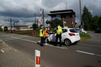 Policjanci i praconicy PKP na przejeżdzie kolejowym w Chałupkach edukują kierowców