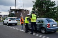 Policjanci i praconicy PKP na przejeżdzie kolejowym w Chałupkach edukują kierowców