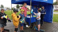 zdjęcie kolorowe, przedstawiające uczestników akcji &quot;bezpieczny sk8park&quot; oraz raciborskich policjantów