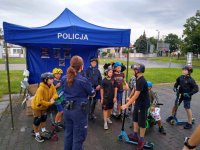 zdjęcie kolorowe, przedstawiające uczestników akcji &quot;bezpieczny sk8park&quot; oraz raciborskich policjantów