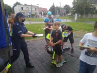 zdjęcie kolorowe, przedstawiające uczestników akcji &quot;bezpieczny sk8park&quot; oraz raciborskich policjantów