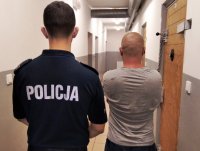 zdjęcie kolorowe, przedstawiające policjanta oraz zatrzymanego za kradzież.