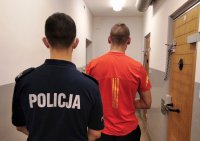 zdjęcie kolorowe, przedstawiające policjanta oraz zatrzymanego za kradzież.