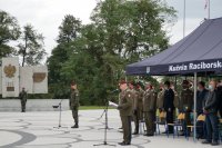 Na uroczystości w Kuźni Raciborskiej przemawia generał wojskowy