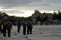 Delegacja służb mundurowych Policji i Straży Pożarnej składa wiązankę pod tablicą zabitych saperów