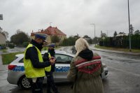 Policjanci legitymują młodą kobietę bez ochronnej maseczki