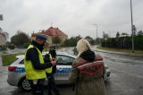 Policjanci legitymują młodą kobietę bez ochronnej maseczki