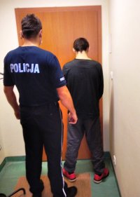 zdjęcie kolorowe przedstawiające policjanta i sprawce kradzieży