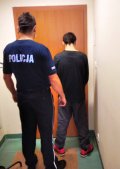 zdjęcie kolorowe przedstawiające policjanta i sprawce kradzieży