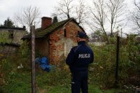 Kontrola pustostanów przez policję pod kątem udzielenia pomocy bezdomnym