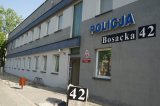 Budynek od przodu raciborskiej komendy Policji z widocznym numerem posesji