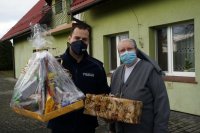 Zastępca Komendanta Policji w Raciborzu wspólnie z Siostrą Zakonną w Pogrzebieniu