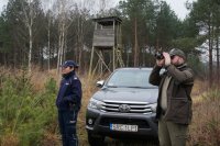 Policjantka ze strażnikiem leśnym podczas wspólnej akcji ,,choinka 2020&quot;