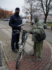 Rowerzysta z policjantem dostaje odblask