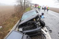 Na zdjęciu widoczni policjanci oraz rozbite dwa samochody