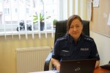 Raciborska policjantka przy komputerze podczas spotkania z uczniami