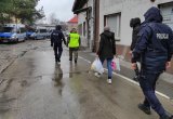 Policjanci prowadzą nielegalnych emigrantów