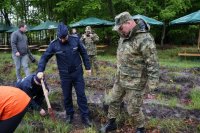 Komendant raciborskiej policji podczas sadzenia drzew