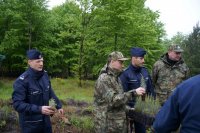 Komendant raciborskiej policji sadzi drzewa wspólnie z komendantami służb mundurowych