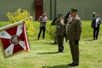 Komendant Straży Granicznej salutuje do sztandaru