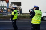 Policjant z drogówki mierzy prędkość pojazdów