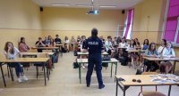 Raciborska policjantka w budowlance omawia założenia akcji handlu ludźmi