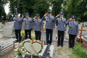 Policjanci stoją przy grobie Michała Kędzierskiego