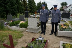 Komendanci stoją przy grobie Kamila Kwaśniaka