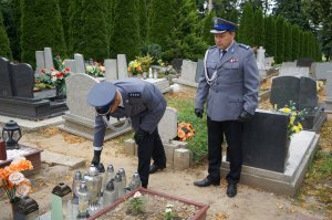 Komendanci składają znicz na grobie Henryka Rzerzacza