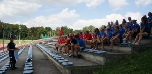 Raciborski policjant wśród dzieci na wakacyjnej pogadance o bezpieczeństwie na stadionie