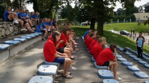 Raciborski policjant wśród dzieci na wakacyjnej pogadance o bezpieczeństwie na stadionie