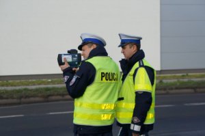 Policjant z drogówki z radarem