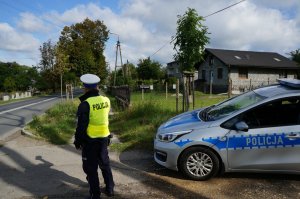 Policjant z drogówki w terenie