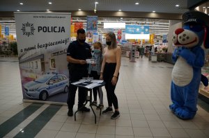 Raciborski policjant w Centrum Handlowym w Raciborzu promuje Kampanię „Mamo! Tato! TUTAJ jestem”