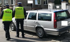 Policjanci z raciborskiej drogówki w ramach akcji &quot;Trzymaj się prawego pasa&quot; pouczają kierowcę osobówki o obowiązujących przepisach