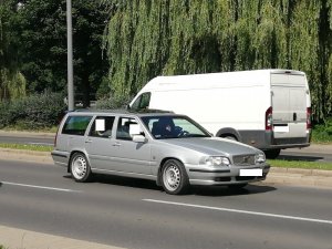 Samochód osobowy jadący lewym pasem zatrzymany do kontroli drogowej